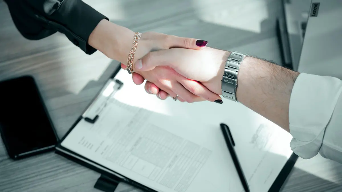 Poignée de main sur un contrat de syndic signé