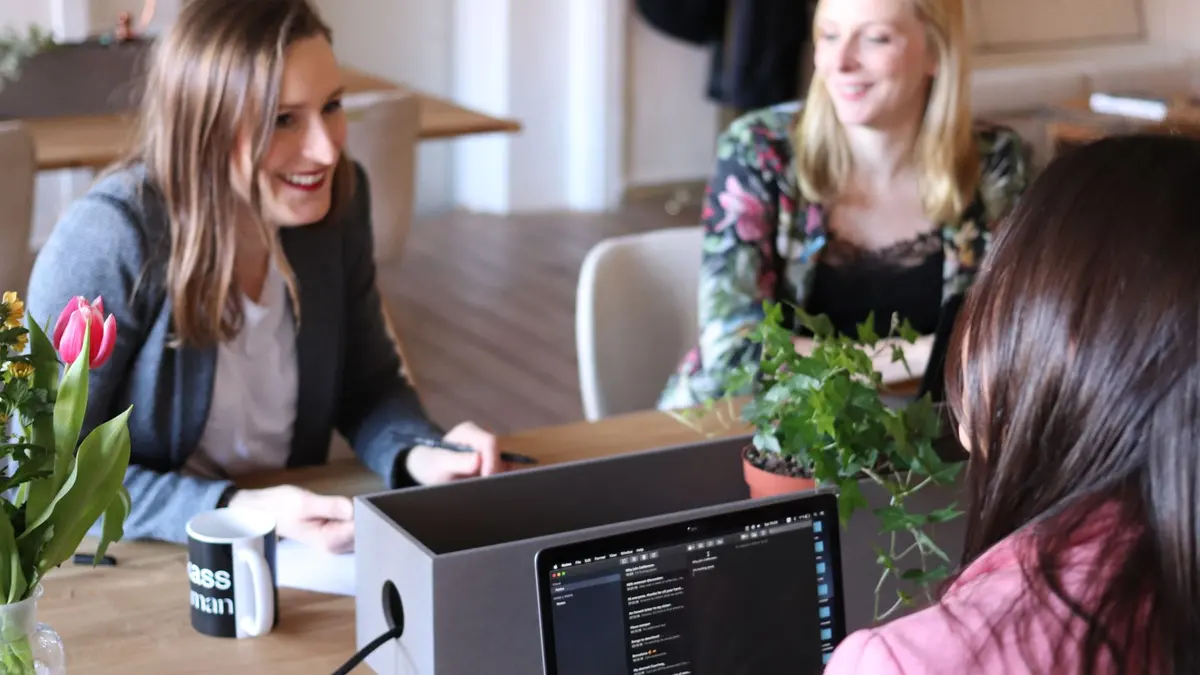 Copropriétaires réunis autour d'une table pour une réunion de conseil syndical